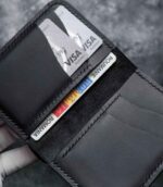 Portofel negru Arkano interior deschis cu buzunare carduri și buletin, ață neagră, logo embosat, piele naturală, 7 buzunare, personalizabil cu inițiale
