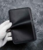Portofel negru Arkano interior văzut de sus cu toate buzunarele, ață neagră, logo embosat, piele naturală, 7 buzunare, personalizabil cu inițiale