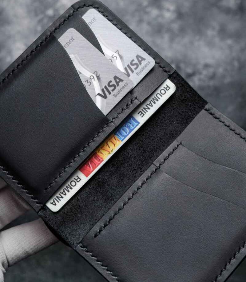 Portofel piele naturală Arkano negru cu ață neagră și logo embosat, 7 buzunare, loc pentru buletin, carduri și bancnote, personalizabil cu nume sau inițiale