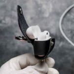 Husă AirPods Pro negru vedere spate, canturi vopsite manual, piele naturală, capsă metalică silver, fabricat în România