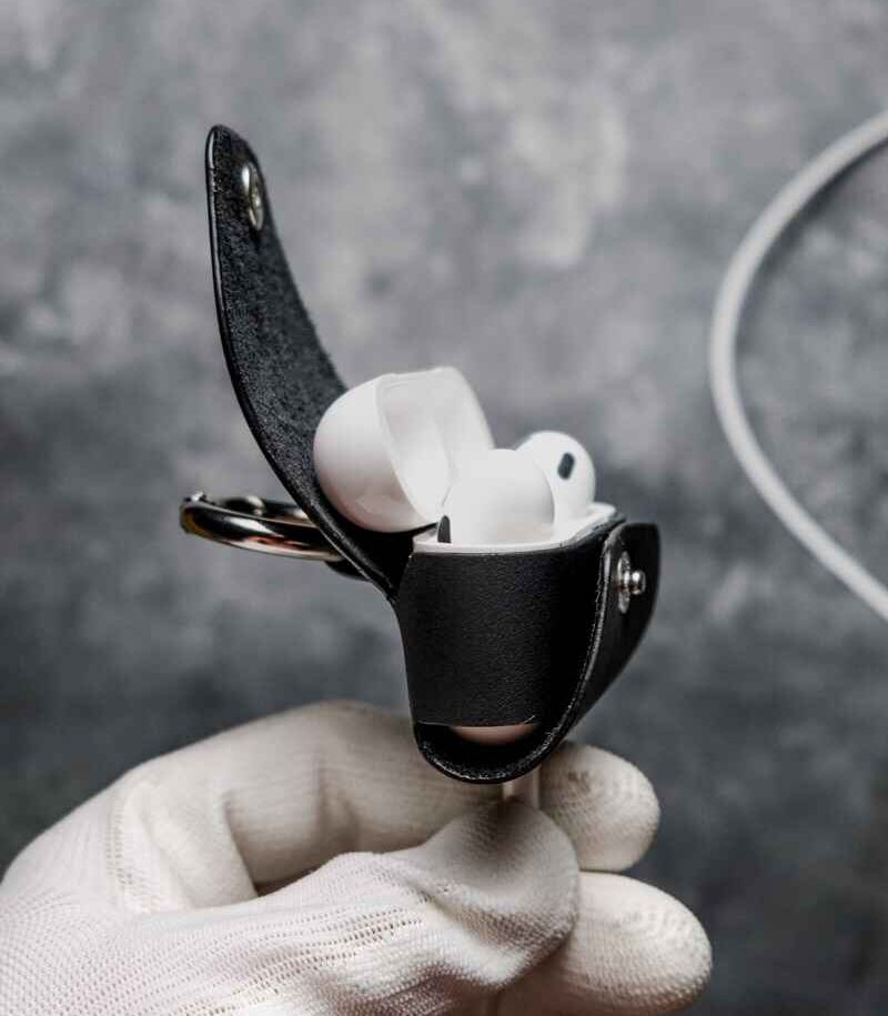 Husă AirPods Pro negru vedere spate, canturi vopsite manual, piele naturală, capsă metalică silver, fabricat în România