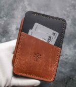 Portcard Talon Auto coffee și negru bicolor, vedere frontală cu carduri introduse în buzunar, logo embosat, cusătură coffee, piele naturală, handmade România
