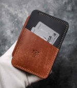 Portcard Talon Auto coffee și negru bicolor, vedere frontală din unghi cu carduri introduse, logo embosat, cusătură coffee, piele naturală, handmade România
