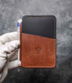 Portcard Talon Auto coffee și negru bicolor, vedere frontală cu talon auto introdus lateral, logo embosat, cusătură coffee, piele naturală, handmade România