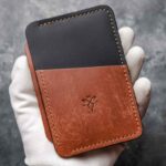 Portcard Talon Auto coffee și negru bicolor, vedere frontală din unghi gol, logo embosat, cusătură coffee, piele naturală, handmade România