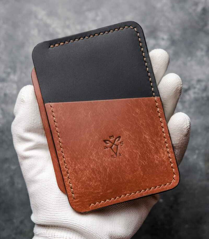 Portcard Talon Auto coffee și negru bicolor, vedere frontală din unghi gol, logo embosat, cusătură coffee, piele naturală, handmade România