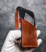 Portcard Talon Auto coffee și negru bicolor, vedere laterală cu buletin și carduri introduse în buzunare, cusătură coffee, piele naturală, handmade România