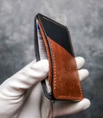 Portcard Talon Auto coffee și negru bicolor, vedere laterală cu talon auto introdus în buzunarul negru, cusătură coffee, piele naturală, handmade România