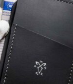Portcard Talon Auto negru Silver Edition, detaliu logo silver și cusătură gri saddle stitch, piele naturală, handmade România