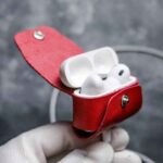 Husă AirPods Pro Gen1/Gen2 roșu saffiano, detaliu capsă metalică silver, piele saffiano, canturi vopsite manual, handmade
