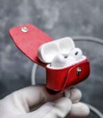 Husă AirPods Pro Gen1/Gen2 roșu saffiano, detaliu capsă metalică silver, piele saffiano, canturi vopsite manual, handmade