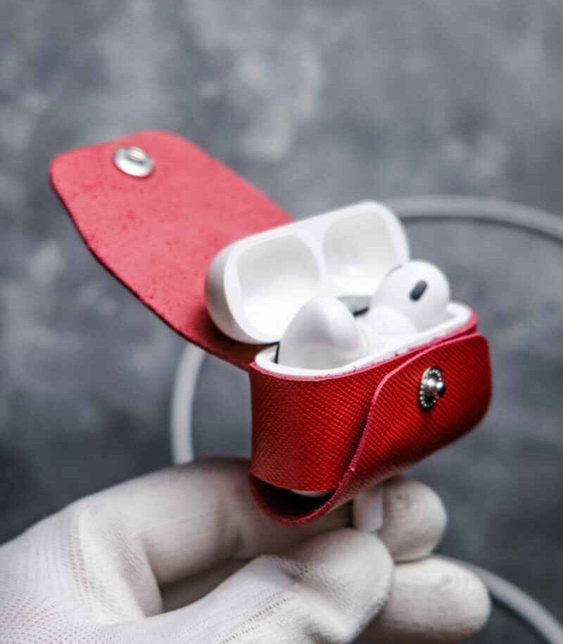 Husă AirPods Pro Gen1/Gen2 roșu saffiano, detaliu capsă metalică silver, piele saffiano, canturi vopsite manual, handmade