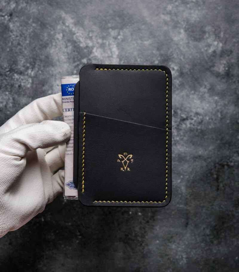 Portcard Talon Auto negru Gold Edition, vedere frontală cu talon auto scos, logo gold, cusătură galbenă, piele naturală, handmade România
