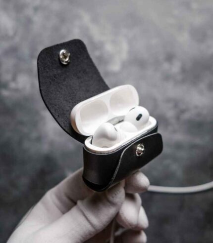 Husă AirPods Pro Gen1/Gen2 negru, detaliu capsă metalică silver, piele naturală, canturi vopsite manual, handmade