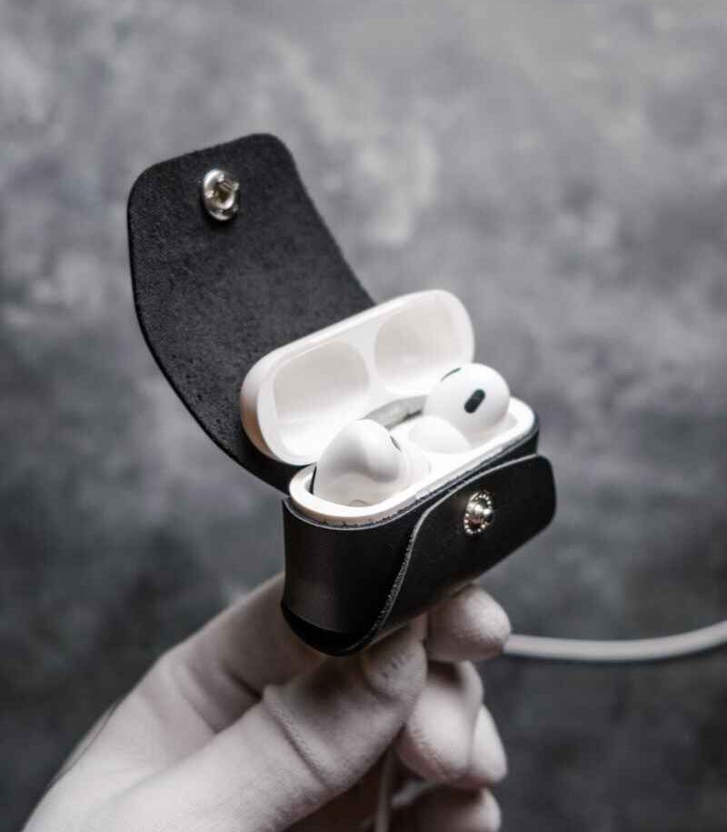 Husă AirPods Pro Gen1/Gen2 negru, detaliu capsă metalică silver, piele naturală, canturi vopsite manual, handmade