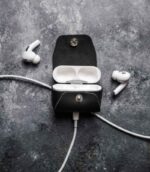 Husă AirPods Pro Gen1/Gen2 negru handmade, piele naturală tăbăcită vegetal, capsă metalică silver, canturi vopsite, fabricat în România