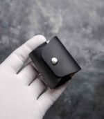 Husă AirPods Pro Gen1/Gen2 negru din piele naturală, față, capsă metalică silver, canturi vopsite manual, personalizabilă cu inițiale