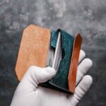 Portofel barbati pentru carduri, piele whisky și oceano, deschis cu carduri introduse în buzunare, cusătură gri, handmade România