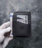 Portofel Talon Auto negru Black Edition, față cu talon auto scos lateral și carduri introduse, logo embosat, cusătură neagră, personalizabil cu inițiale, piele naturală, handmade România