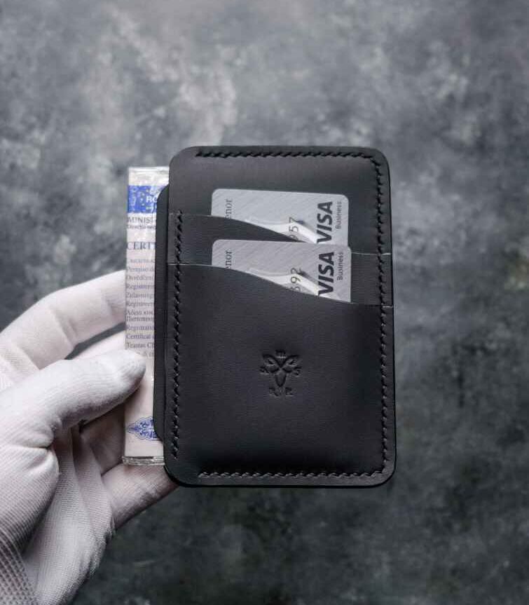 Portofel Talon Auto negru Black Edition, față cu talon auto scos lateral și carduri introduse, logo embosat, cusătură neagră, personalizabil cu inițiale, piele naturală, handmade România