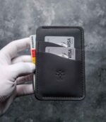 Portofel Talon Auto negru Black Edition, față cu talon auto și carduri introduse în ambele buzunare, logo embosat, cusătură neagră, piele naturală, handmade România