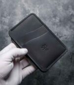 Portofel Talon Auto negru Black Edition, vedere frontală unghi oblic, logo embosat, cusătură neagră, personalizabil cu inițiale, piele naturală, handmade România