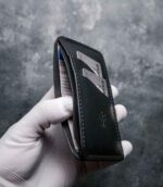 Portofel Talon Auto negru Black Edition, vedere laterală cu talon auto și carduri introduse, logo embosat, cusătură neagră, piele naturală, handmade România
