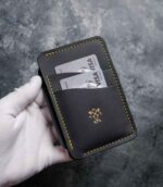 Portofel talon auto negru Gold Edition, vedere oblică cu carduri, ață galbenă, logo gold, piele naturală, handmade România
