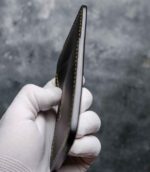Portofel talon auto negru Gold Edition, vedere laterală profil slim, ață galbenă, piele naturală, handmade România