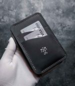 Portofel talon auto negru Silver Edition, ținut în mână cu carduri, ață gri, logo silver, personalizare cu inițiale, piele naturală, handmade România