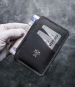 Portofel talon auto negru Silver Edition, vedere oblică cu talon și carduri, ață gri, logo silver, personalizare cu inițiale, piele naturală, handmade România