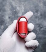 Husă AirPods 2 Gen1/Gen2 roșu, capsă metalică silver și canturi vopsite manual, piele naturală tăbăcită vegetal