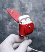 Husă AirPods 2 Gen1/Gen2 roșu, detaliu capsă metalică silver, piele naturală, canturi vopsite manual, handmade