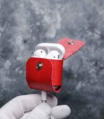 Husă AirPods 2 Gen1/Gen2 roșu handmade, piele naturală tăbăcită vegetal, capsă metalică silver, canturi vopsite, fabricat în România