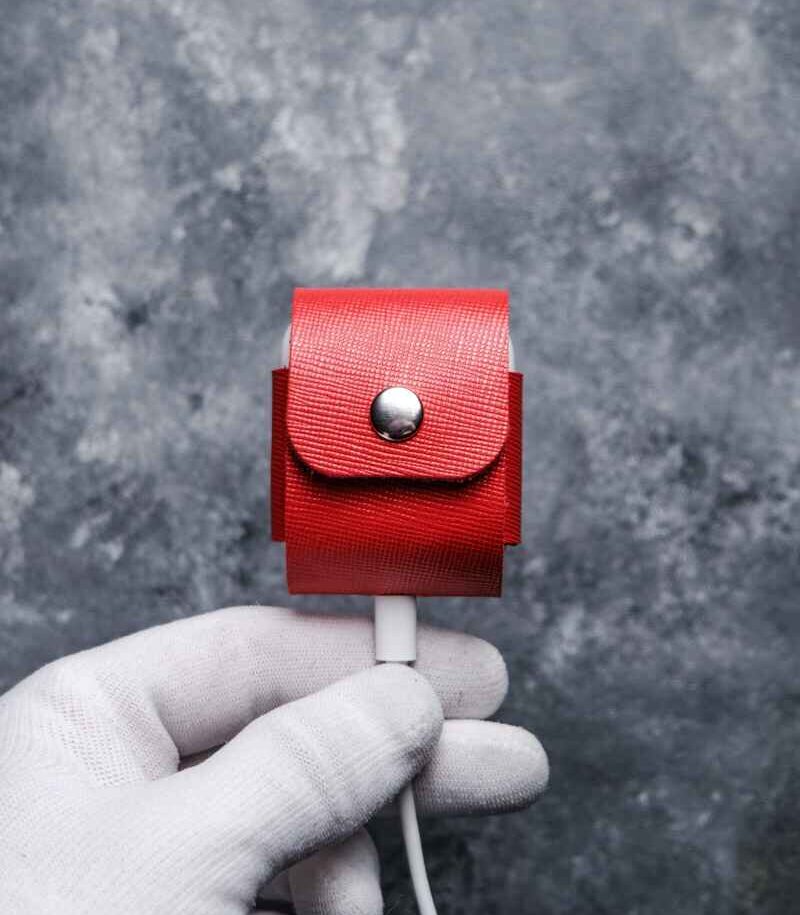 Husă AirPods 2 Gen1/Gen2 roșu vedere laterală, profil, piele naturală tăbăcită vegetal, capsă silver, canturi vopsite