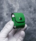 Husă AirPods 2 Gen1/Gen2 verde, capsă metalică silver și canturi vopsite manual, piele naturală tăbăcită vegetal