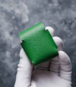 Husă AirPods 2 Gen1/Gen2 verde deschisă, interior piele naturală, capsă metalică silver, canturi vopsite manual