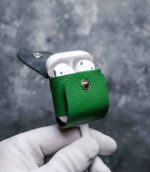 Husă AirPods 2 Gen1/Gen2 verde design minimalist, piele naturală premium, capsă metalică silver, canturi vopsite, fabricat în România
