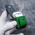Husă AirPods 2 Gen1/Gen2 verde, detaliu capsă metalică silver, piele naturală, canturi vopsite manual, handmade