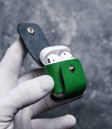 Husă AirPods 2 Gen1/Gen2 verde, detaliu capsă metalică silver, piele naturală, canturi vopsite manual, handmade