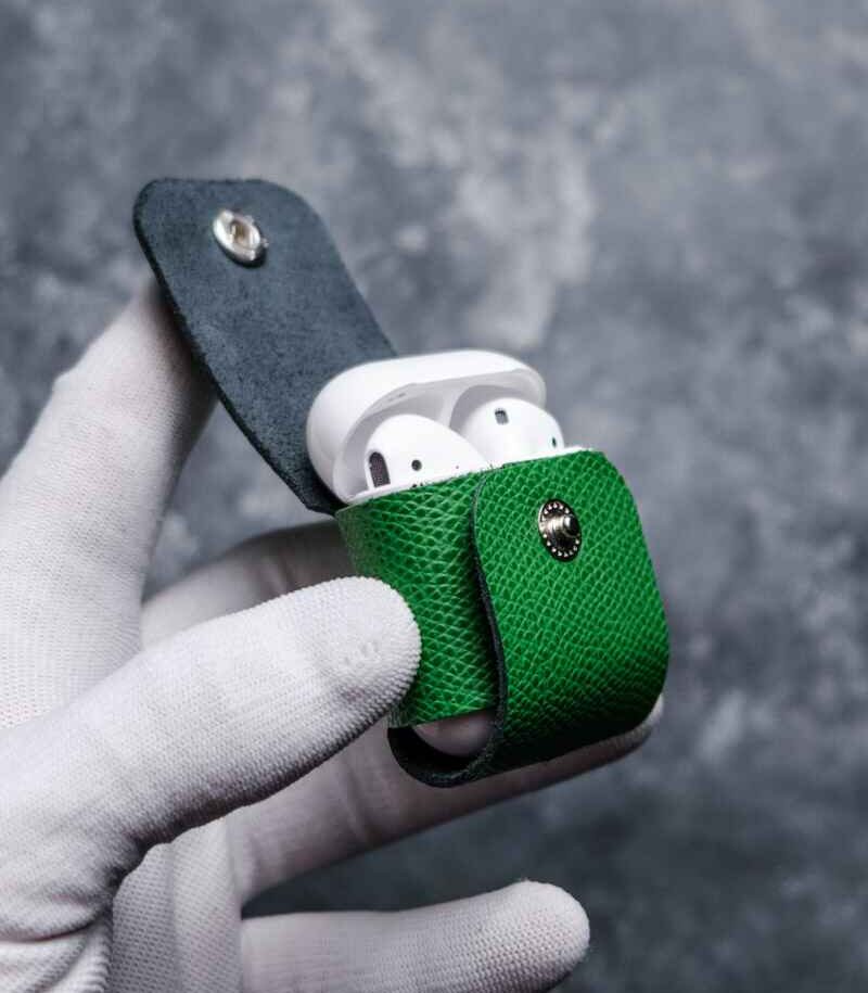 Husă AirPods 2 Gen1/Gen2 verde, detaliu capsă metalică silver, piele naturală, canturi vopsite manual, handmade