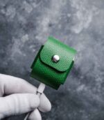 Husă AirPods 2 Gen1/Gen2 verde din piele naturală, cadou elegant, capsă metalică silver, canturi vopsite manual
