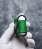 Husă AirPods 2 Gen1/Gen2 verde vedere laterală, profil, piele naturală tăbăcită vegetal, capsă silver, canturi vopsite