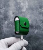Husă AirPods 2 Gen1/Gen2 verde vedere spate, canturi vopsite manual, piele naturală tăbăcită vegetal, capsă silver