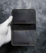Portofel gold Arkano profil lateral slim, grosime redusă, ață galbenă, logo gold, piele naturală, 7 buzunare, personalizabil cu inițiale