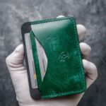 Portcard slim buletin verde emerald artizanal handmade, piele naturală tăbăcită vegetal, logo embossat, România