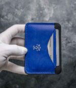 Portcard slim buletin albastru, detaliu cusătură saddle stitch manuală, logo embossat, piele naturală premium