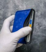 Portcard slim buletin albastru, logo embossat vizibil, cusătură saddle stitch manuală, piele naturală premium