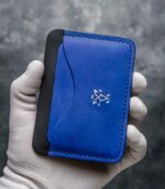 Portcard slim buletin albastru minimalist, design slim, piele naturală tăbăcită vegetal, logo embossat, cusătură manuală