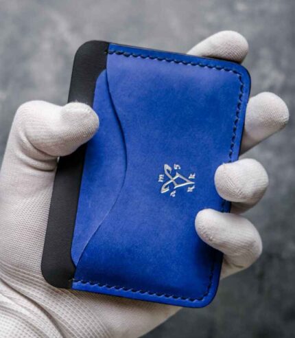 Portcard slim buletin albastru din piele naturală tăbăcită vegetal, logo embossat, cusătură manuală, made in Romania